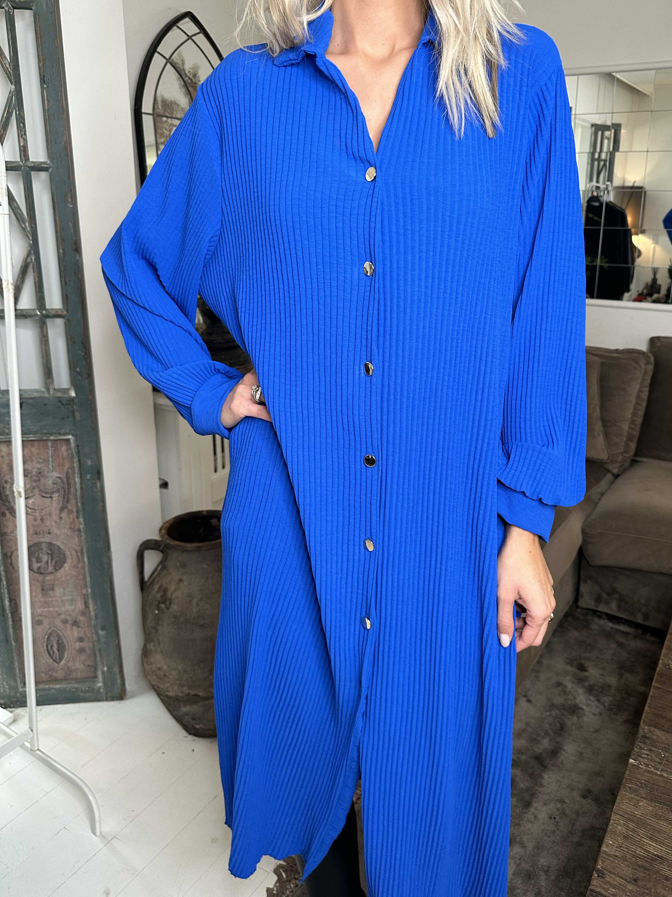 Lenora - Lang plisseret kjole med knapper